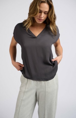 YAYA Flowy top with short sleeves, V-neck in mixed materials Oberteile Damen Dunkelgrau | PVDJEKX-31